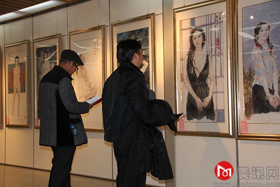 参展嘉宾在薛林兴画作前驻足欣赏.jpg