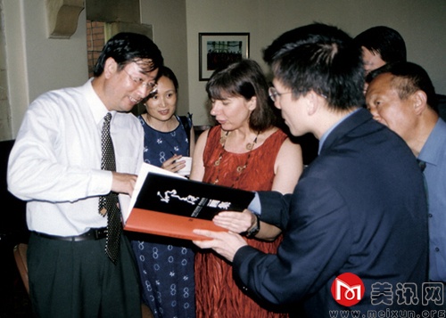 2002年访问澳大利亚在悉尼大学作艺术交流.jpg