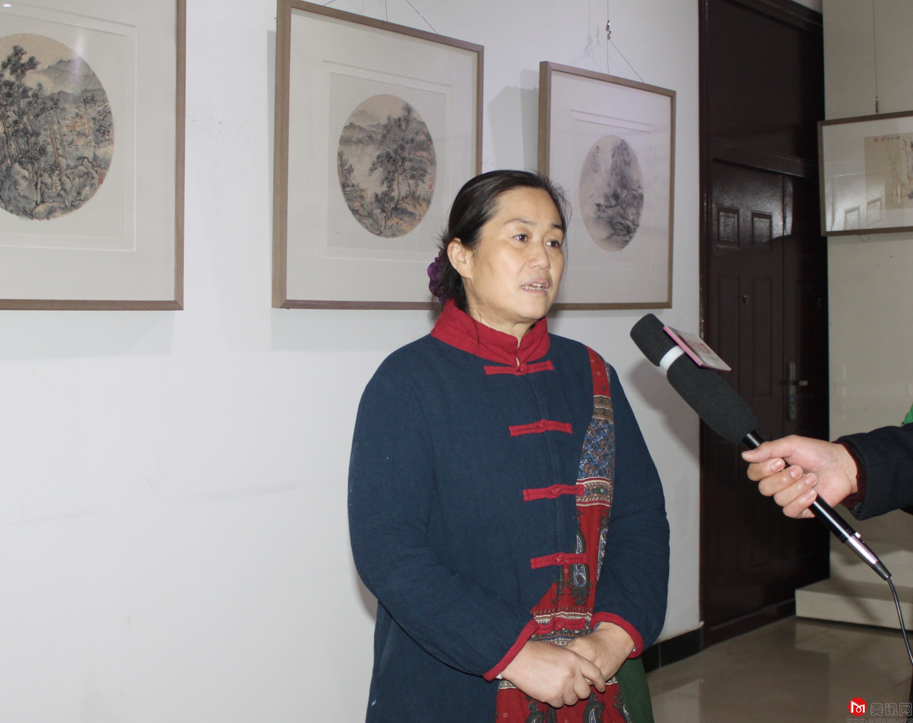 03 中国工笔画学会常务理事、副秘书长孙恺接受媒体采访.JPG