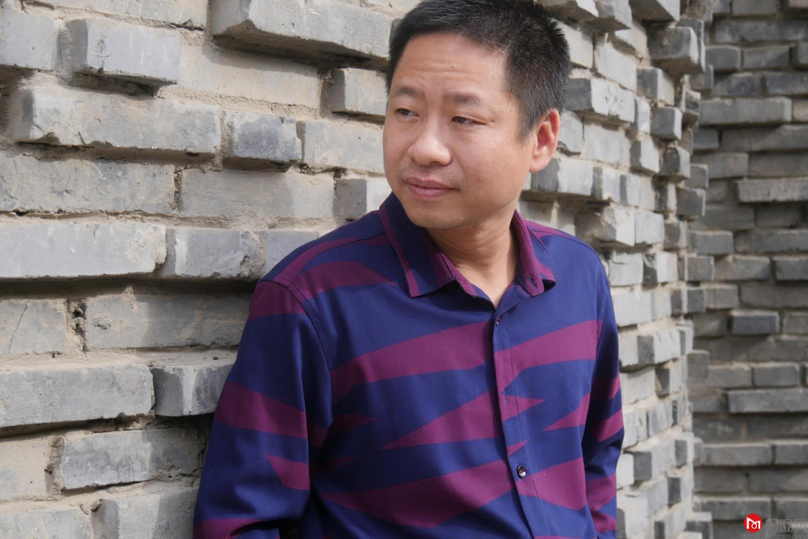 艺术家何继.jpg